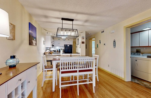 Rehoboth Beach Condominio | Beachaven pet friendly condo w/community pool, patio, close to restaurants