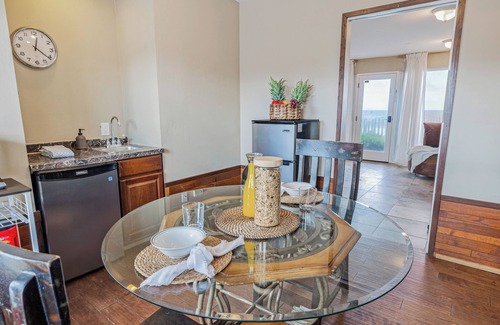 Sunset Cliffs Casa | Beachcliff 2 by AvantStay | Minutes to Ocean Beach