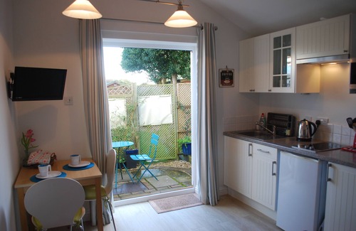 New Forest District Apartamento | Beaches Studio se encuentra en una ubicación fabulosa con vistas al Shingle Bank y Iow