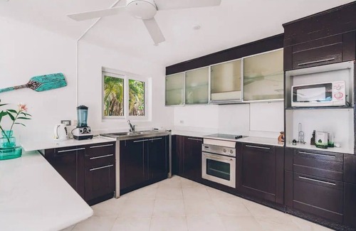 Moo 5 Villa | Beachfront 3-BR Art-villa