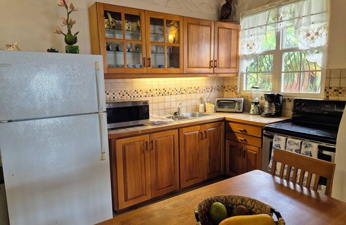 Black Rock Apartamento | Beachfront 1-Bedroom Apartment with Saltwater Pool Access on Great Courland Bay
