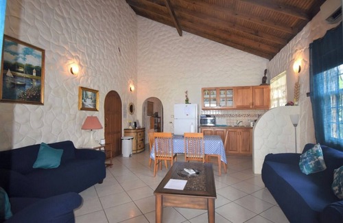 Black Rock Apartamento | Beachfront 1-Bedroom Apartment with Saltwater Pool Access on Great Courland Bay