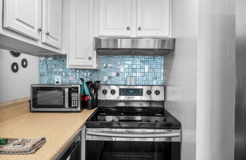 Panama City Beach Complejo | Beachfront 1BR Condo, Pools, Gym and Stunning Views!