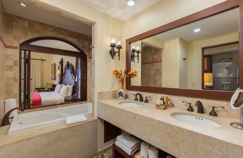 Los Cabos Hotel | Beachfront 1BR Condo with Pool, Hot Tub & Fitness Center
