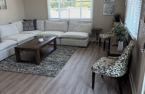 Old Towne Apartamento | Beachfront 2-bed, 2-bath unit with AC in Seal Beach