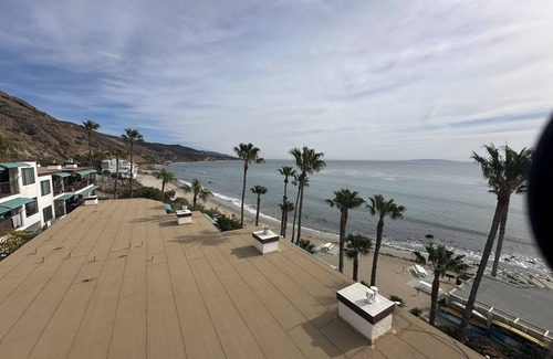 Central Malibu Condominio | Beachfront 2-bed resort style condo in Malibu with community fitness room, pool.