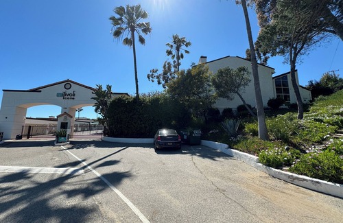 Central Malibu Condominio | Beachfront 2-bed resort style condo in Malibu with community fitness room, pool.