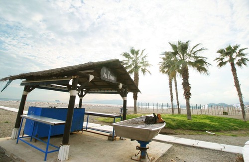 Las Acacias Apartamento | Frente a la playa 2 dorm. +1 baño + terraza en el este de la ciudad de Málaga (Pedregalejo)