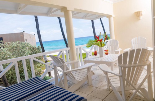 Silver Sands Apartamento | Frente a la playa de 2 dormitorios apt. No. 2 a la derecha la playa de arena blanca de Silver Sands
