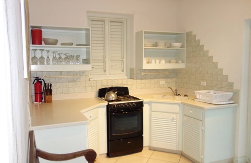 Silver Sands Apartamento | Frente a la playa 2 dormitorios Apt. No. 3 a la derecha la playa de arena blanca de Silver Sands