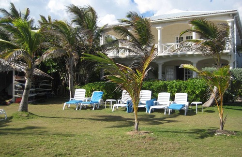 Silver Sands Apartamento | Frente a la playa 2 dormitorios Apt. No. 3 a la derecha la playa de arena blanca de Silver Sands