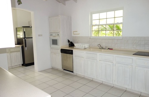 Silver Sands Casa | Frente a la playa de 2 dormitorios apt. No. 4 a la derecha la playa de arena blanca de Silver Sands