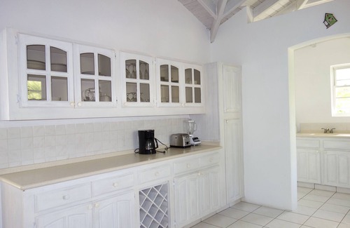 Silver Sands Casa | Frente a la playa de 2 dormitorios apt. No. 4 a la derecha la playa de arena blanca de Silver Sands