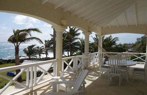 Silver Sands Casa | Frente a la playa de 2 dormitorios apt. No. 4 a la derecha la playa de arena blanca de Silver Sands