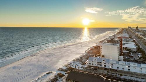 Gulf Shores Casa | Beachfront - 2 Bedrooms - Big Screen TV