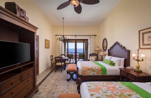 Los Cabos Hotel | Beachfront 2BR Condo with Gym & Hot Tub