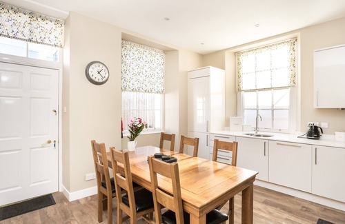 North Berwick Apartamento | Beachfront 3 bedroom ground floor luxury holiday apartment in North Berwick with parking