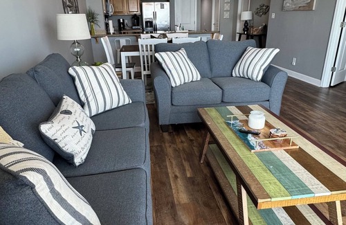 Panama City Beach Condominio | Beachfront 3bedroom condo watch dolphins play from the balcony fitness room pool