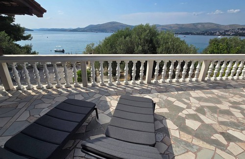 Okrug Gornji Villa | Línea de costa moderna villa de 4 hab con vistas panorámicas al mar. 10 kilometros del aeropuerto derramada.