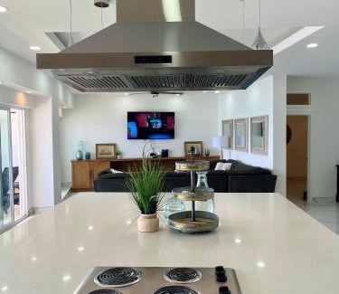 Popotla Apartamento | Beachfront 4 BR Penthouse - Pool Steps to Beach & Mins to Downtown