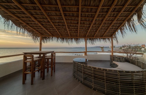 La Paz Casa | Beachfront 4BR Home with heated pool