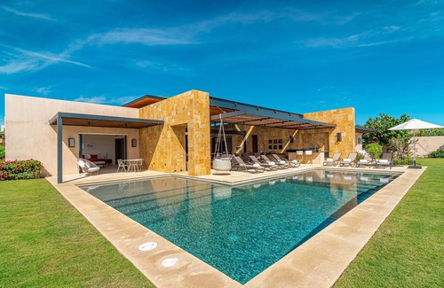 San Jose del Cabo Villa | Beachfront 6BR Luxury Villa in RC West Enclave!