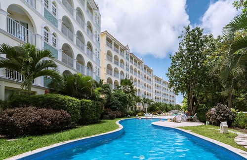 St. Lawrence Gap Apartamento | Apt frente a la playa con piscina e impresionantes vistas al mar - Sapphire Beach 401