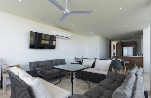 Miramar Apartamento | Beachfront apartment with private balcony, heated pool & stunning views