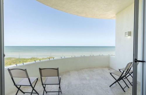 Miramar Apartamento | Beachfront apartment with private balcony, heated pool & stunning views