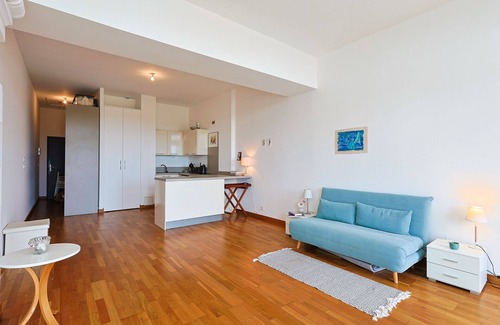 Le Dramont Apartamento | Beachfront apartment for two persons with large patio and underground garage
