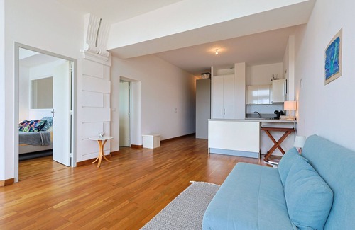 Le Dramont Apartamento | Beachfront apartment for two persons with large patio and underground garage
