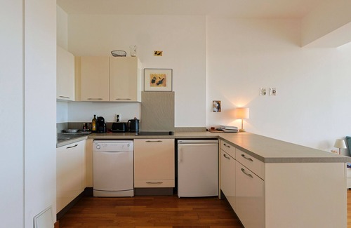 Le Dramont Apartamento | Beachfront apartment for two persons with large patio and underground garage