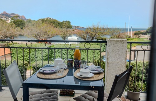 Le Dramont Apartamento | Beachfront apartment for two persons with large patio and underground garage