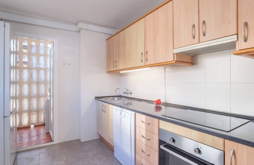 Fuengirola Apartamento | Apartamento en primera línea de playa con vistas al mar, piscina, jardín, terraza, balcón y Wi-Fi