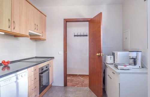 Fuengirola Apartamento | Apartamento en primera línea de playa con vistas al mar, piscina, jardín, terraza, balcón y Wi-Fi