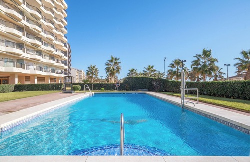 Fuengirola Apartamento | Apartamento en primera línea de playa con vistas al mar, piscina, jardín, terraza, balcón y Wi-Fi