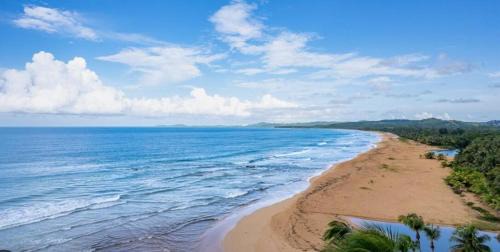 La Pared Apartamento | Beachfront Apartment in Luquillo at Sandy Hills