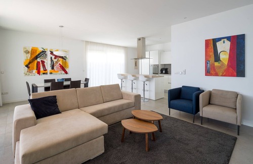 Slatine Apartamento | Beachfront Apartment Lemonade with Pool III