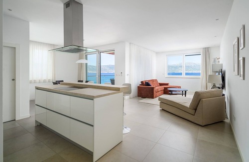 Slatine Apartamento | Beachfront Apartment Lemonade VI