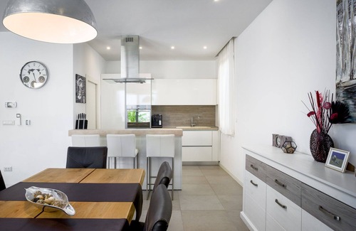Slatine Apartamento | Beachfront Apartment Lemonade with Pool VII