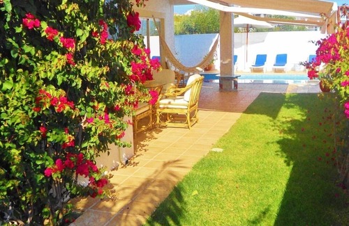Meia Praia Apartamento | Apartamento frente al mar con piscina privada, barbacoa y vistas al mar