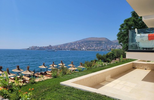 Qafe e Gjashtes Apartamento | Beachfront Apartments with Stunning Sea View and Private Balcony.