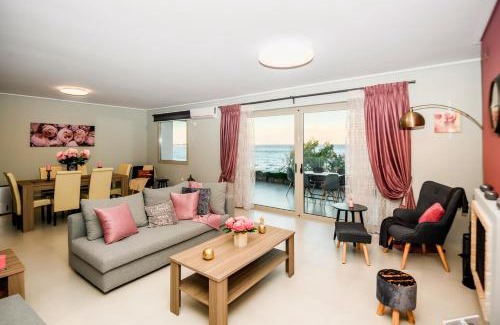 Spata-Artemida Apartamento | Beachfront Artemida Retreat - Peony Seabreeze Gem