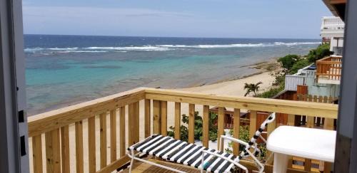 Bajura Apartamento | Beachfront at Shacks 2 bdrms apt with deck