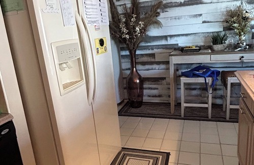 North Wildwood Condominio | BEACHFRONT BEAUTY CONDO Sleeps 6, 2 BR, 2 Ba, 2 Private balconies, heated pool