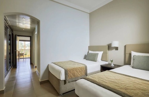 El Quseir Complejo | Beachfront Beauty l 4 Family Rooms, Pools, Dining Options & Kids’ Activities