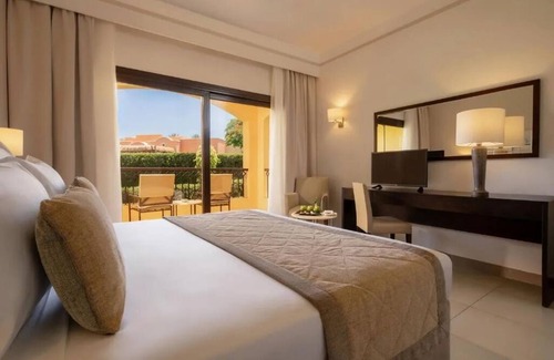 El Quseir Complejo | Beachfront Beauty l 4 Family Rooms, Pools, Dining Options & Kids’ Activities