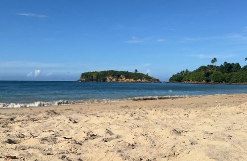 Cerro Gordo Apartamento | Beachfront Bliss: 2BR Family-Friendly Retreat