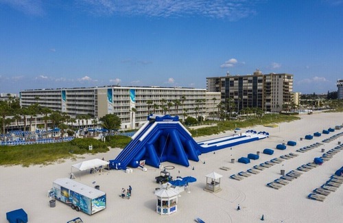 St. Pete Beach Complejo | Beachfront Bliss: 1 BR Deluxe, Sleeps 6, 2 BA, Balcony, Wet Bar!