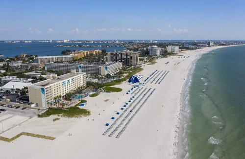 St. Pete Beach Complejo | Beachfront Bliss: 1 BR Deluxe, Sleeps 6, 2 BA, Balcony, Wet Bar!